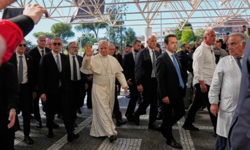 El papa León XIV ingresa andando al Hospital Gemelli para ser operado del pulmón
