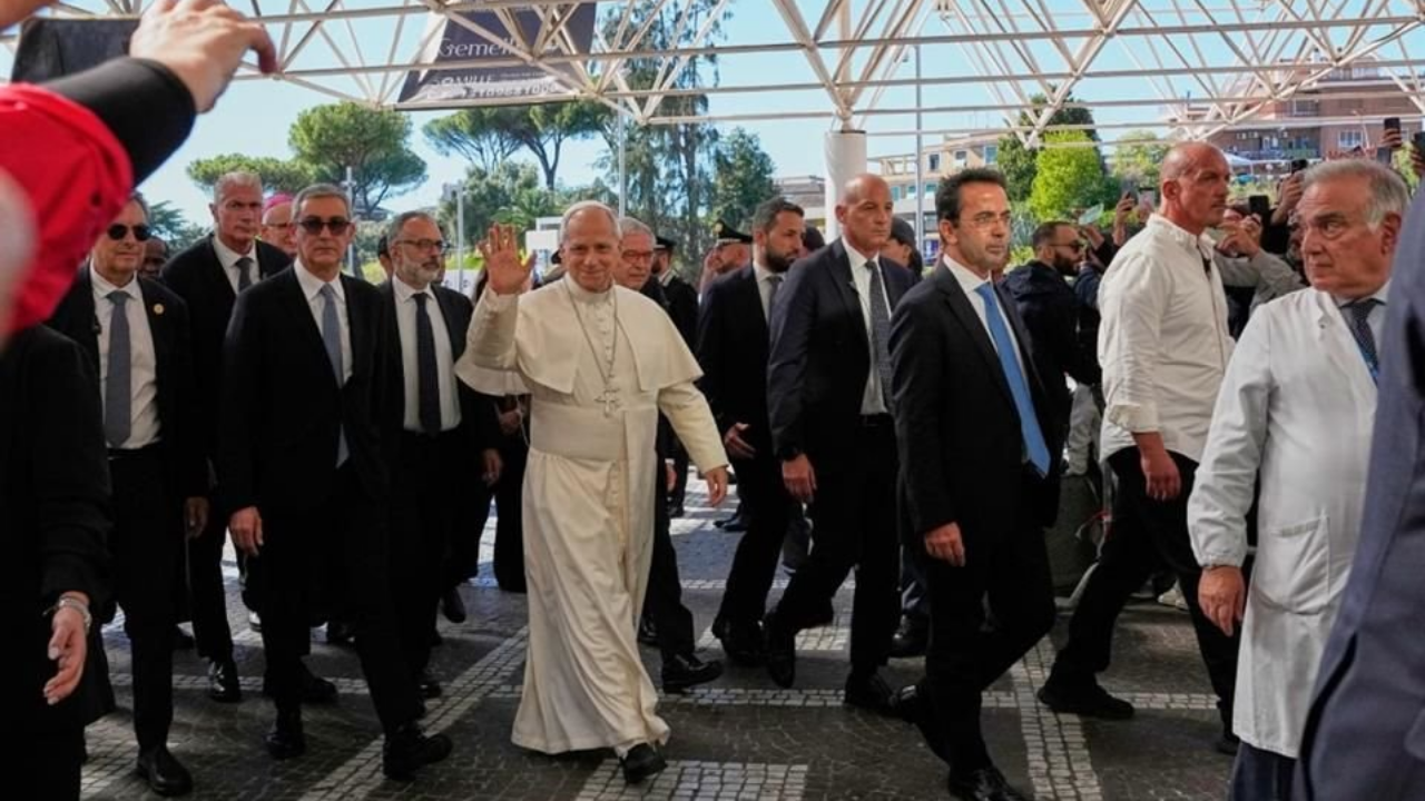 El papa León XIV ingresa andando al Hospital Gemelli para ser operado del pulmón