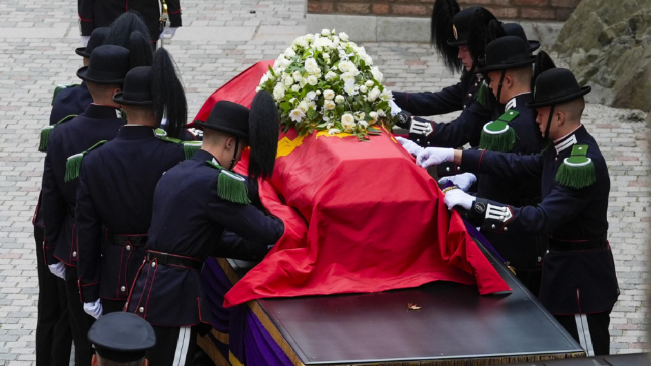 Noruega despide al rey Harald V en un sobrio funeral de Estado y sepultura privada en Akershus