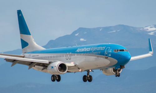 Aerolíneas Argentinas vuelve a transitar el espacio aéreo venezolano tras dos años y medio de veto