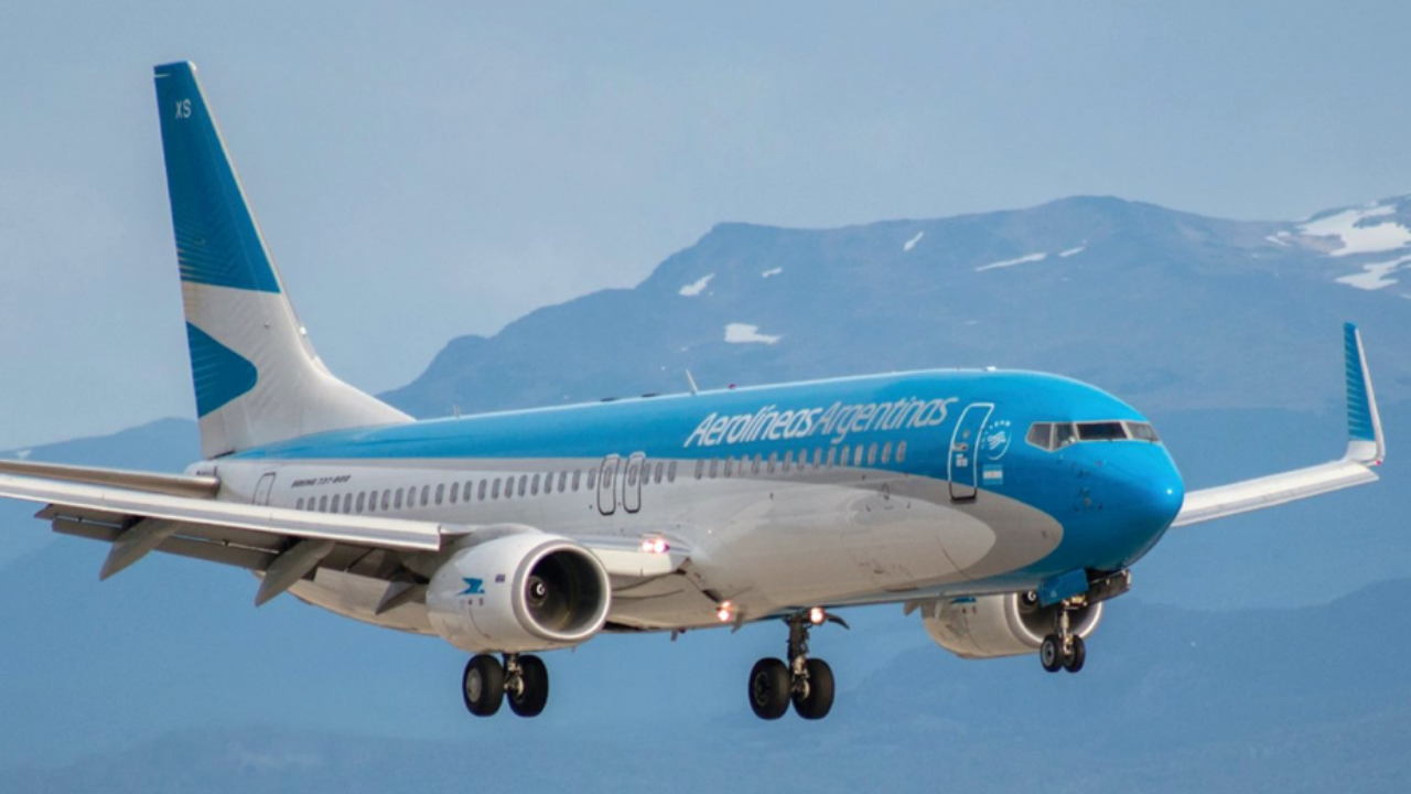 Aerolíneas Argentinas vuelve a transitar el espacio aéreo venezolano tras dos años y medio de veto