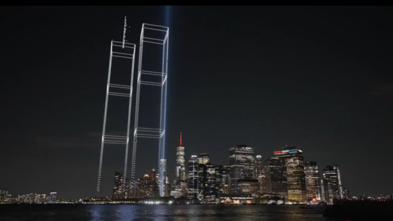 Nueva York proyecta la silueta de las Torres Gemelas con 2.977 drones en tributo a las víctimas del 11S