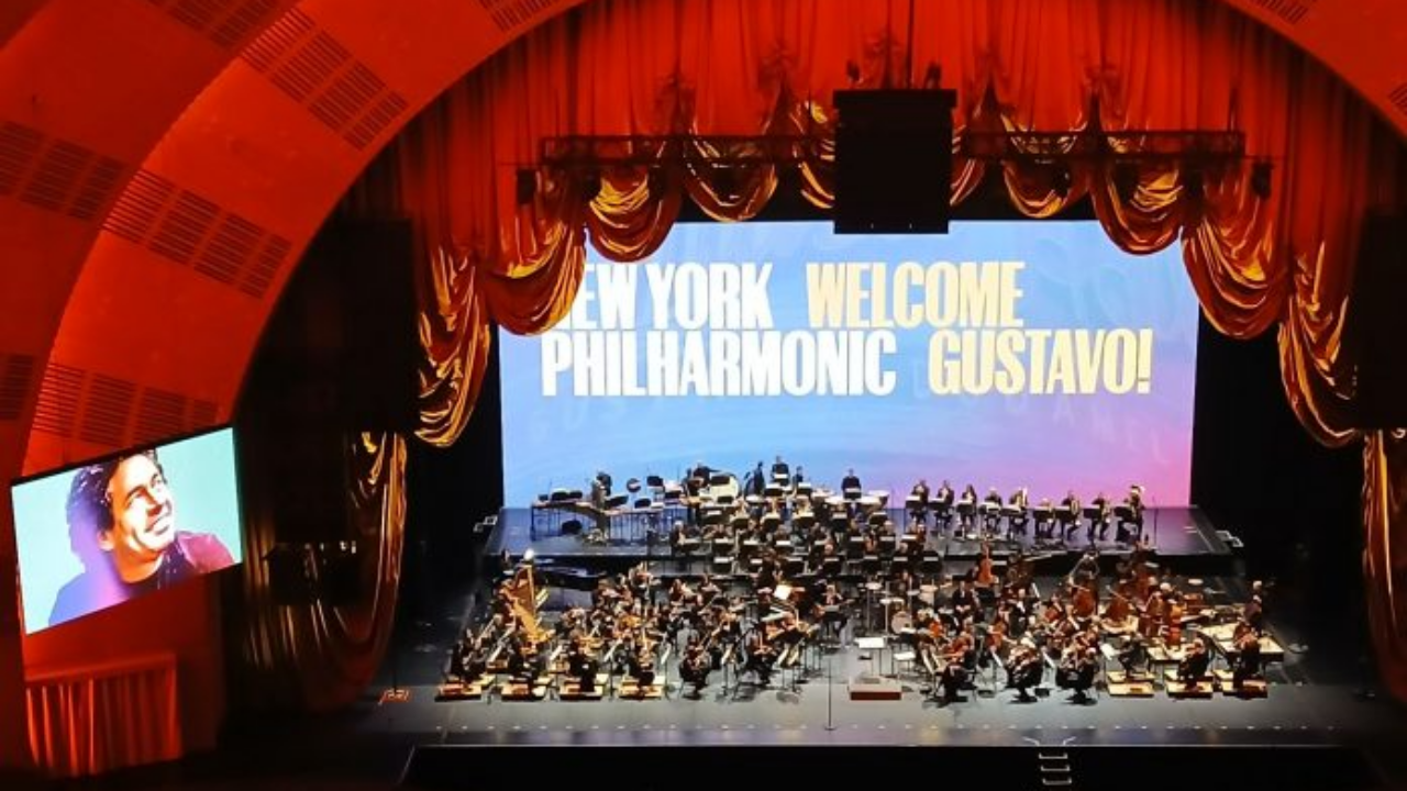 Gustavo Dudamel hace historia al asumir la dirección de la Filarmónica de Nueva York con un monumental concierto en el Radio City Music Hall