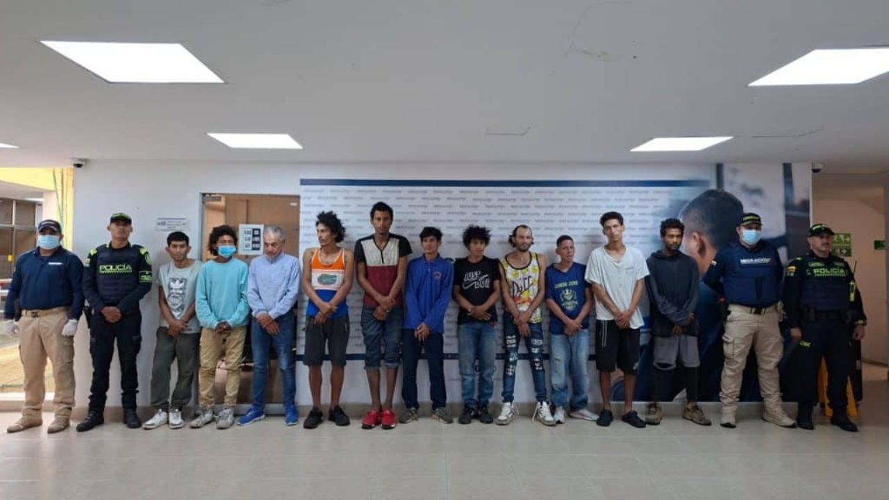 Colombia intensifica controles migratorios y expulsa a 11 extranjeros reincidentes en Bucaramanga