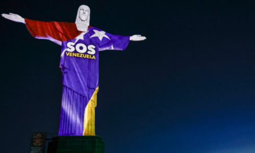 El Cristo Redentor se viste con la bandera de Venezuela en un emotivo acto de solidaridad