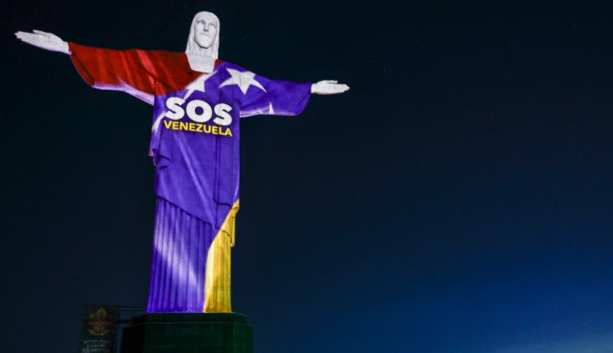El Cristo Redentor se viste con la bandera de Venezuela en un emotivo acto de solidaridad