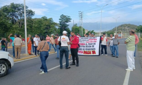 Jubilados petroleros protestan pacíficamente en la Refinería de Puerto La Cruz para reclamar el pago del Fondo de Pensiones