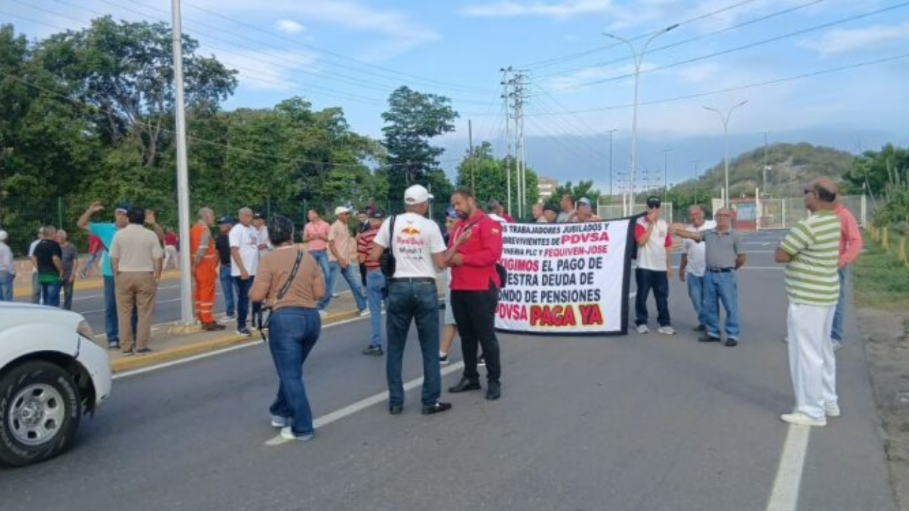 Jubilados petroleros protestan pacíficamente en la Refinería de Puerto La Cruz para reclamar el pago del Fondo de Pensiones