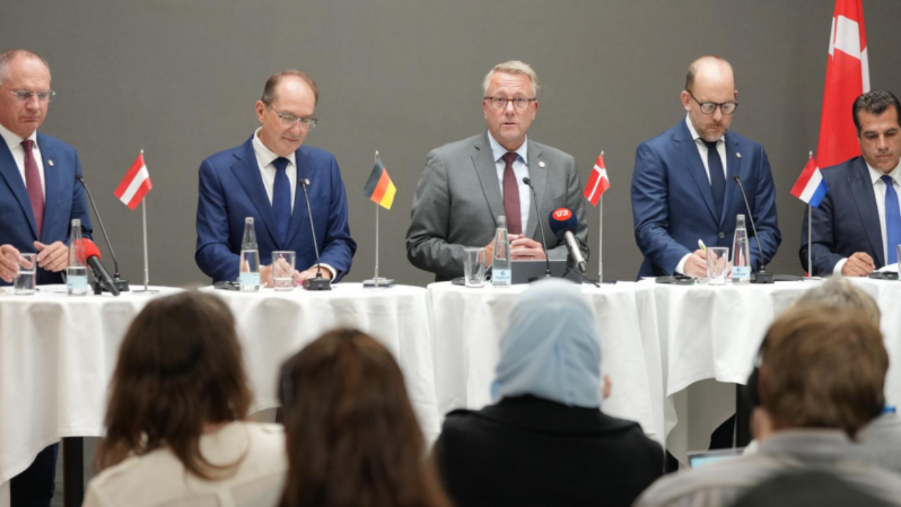 Cinco países de la UE acuerdan crear centros en el extranjero para deportar migrantes irregulares