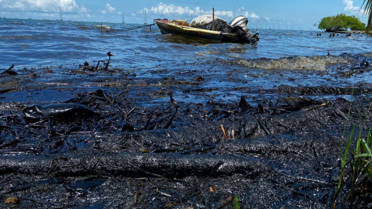 Azul Ambientalistas alerta sobre severa contaminación petrolera en las costas de Valmore Rodríguez
