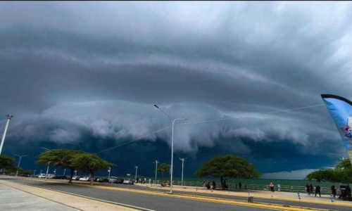 Una imponente tromba marina sobre el Lago sorprende a Maracaibo tras el avance de las ondas tropicales