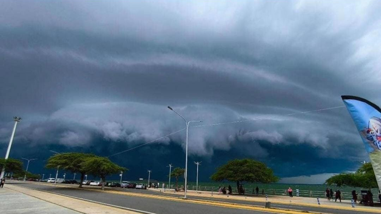 Una imponente tromba marina sobre el Lago sorprende a Maracaibo tras el avance de las ondas tropicales