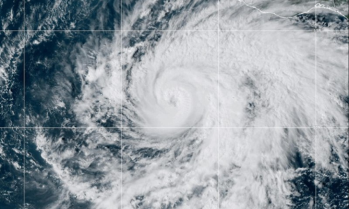 Vance se intensifica a huracán categoría 2 y amenaza con intensas lluvias en el Pacífico mexicano