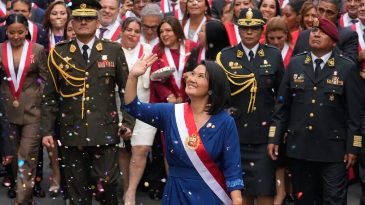 Keiko Fujimori asume la presidencia de Perú y garantiza un mandato constitucional de cinco años «sin prórroga»