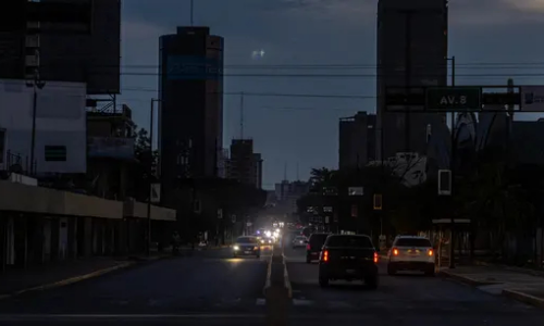 Bajones eléctricos y apagones parciales afectan a Caracas y al menos 11 estados de Venezuela la noche de este martes