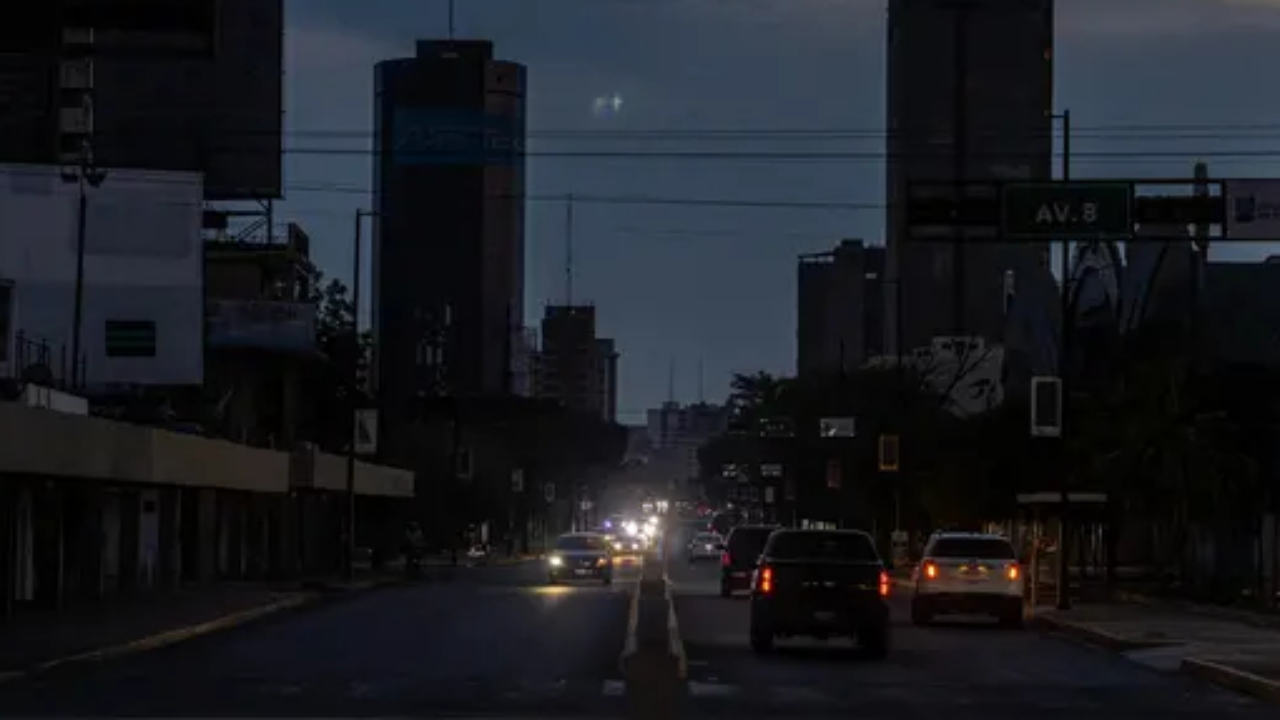 Bajones eléctricos y apagones parciales afectan a Caracas y al menos 11 estados de Venezuela la noche de este martes