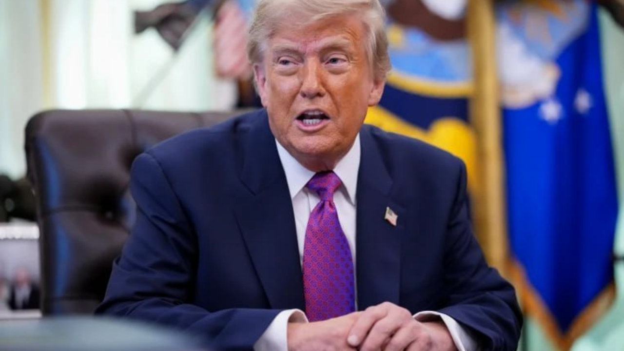 Trump asegura que histórico acuerdo petrolero con Venezuela, no generará costo fiscal y bajará la gasolina en Estados Unidos