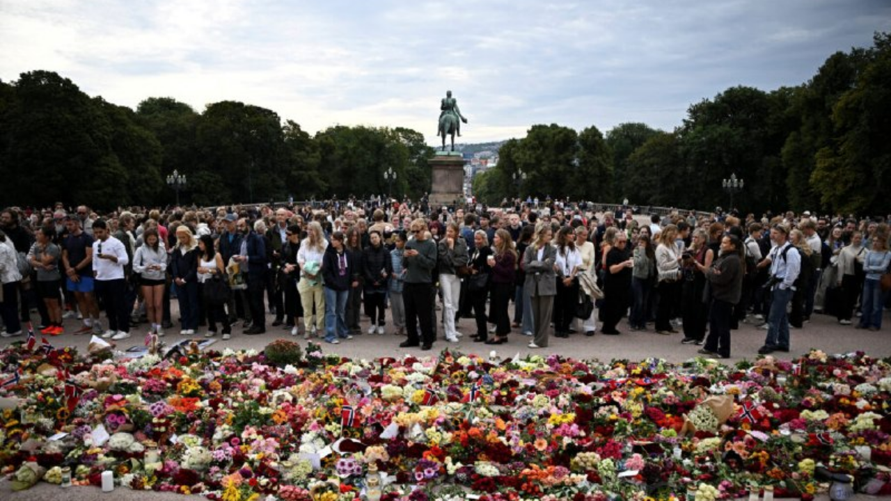 Noruega despide entre un océano de flores y devoción popular al rey Harald V
