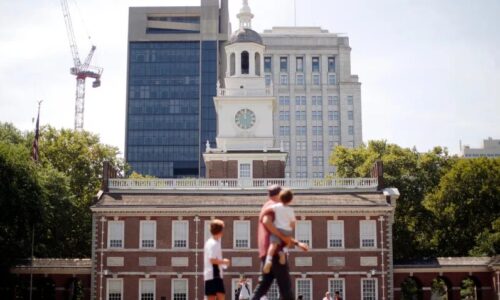 Un legado para 2276: EE. UU. sella la cápsula del tiempo oficial de «America 250» en Filadelfia