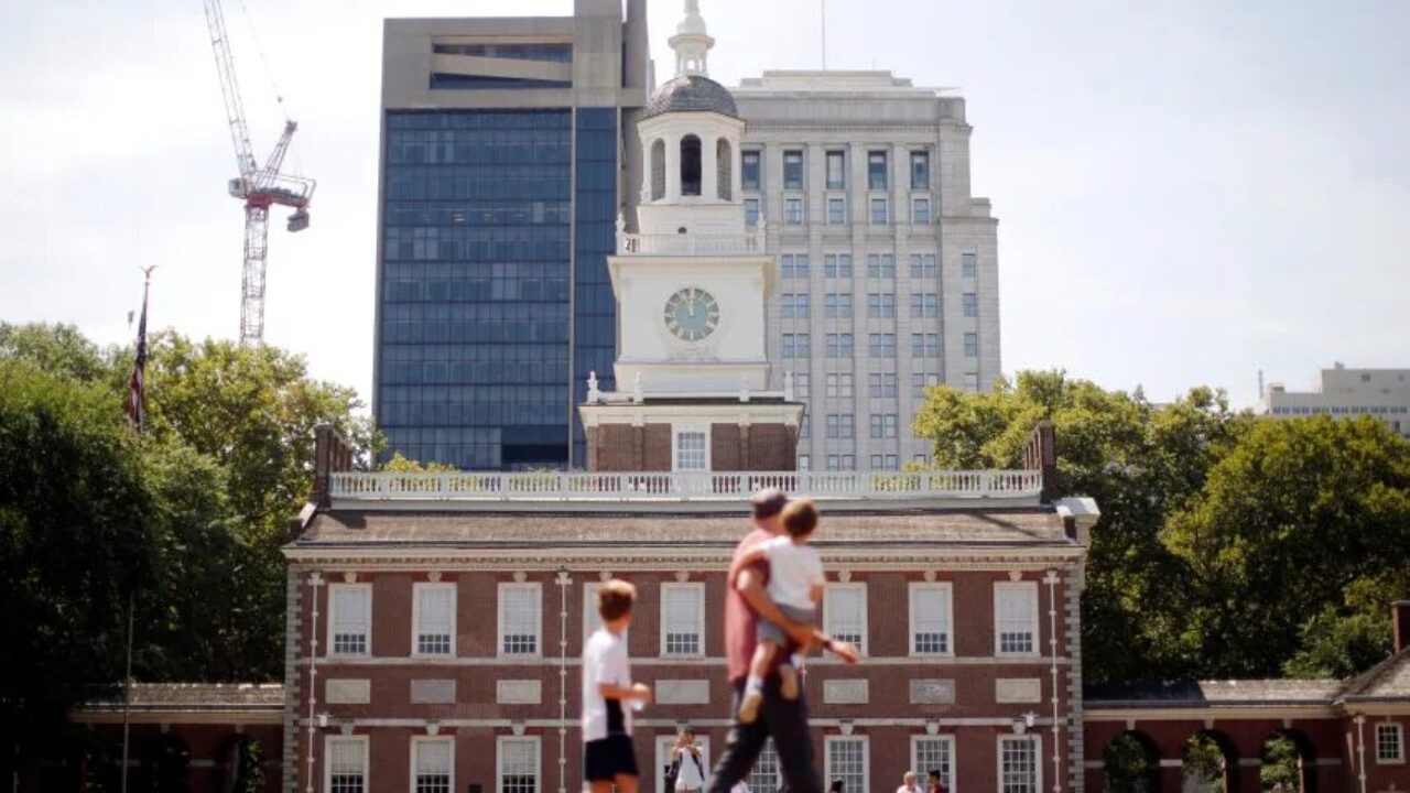 Un legado para 2276: EE. UU. sella la cápsula del tiempo oficial de «America 250» en Filadelfia
