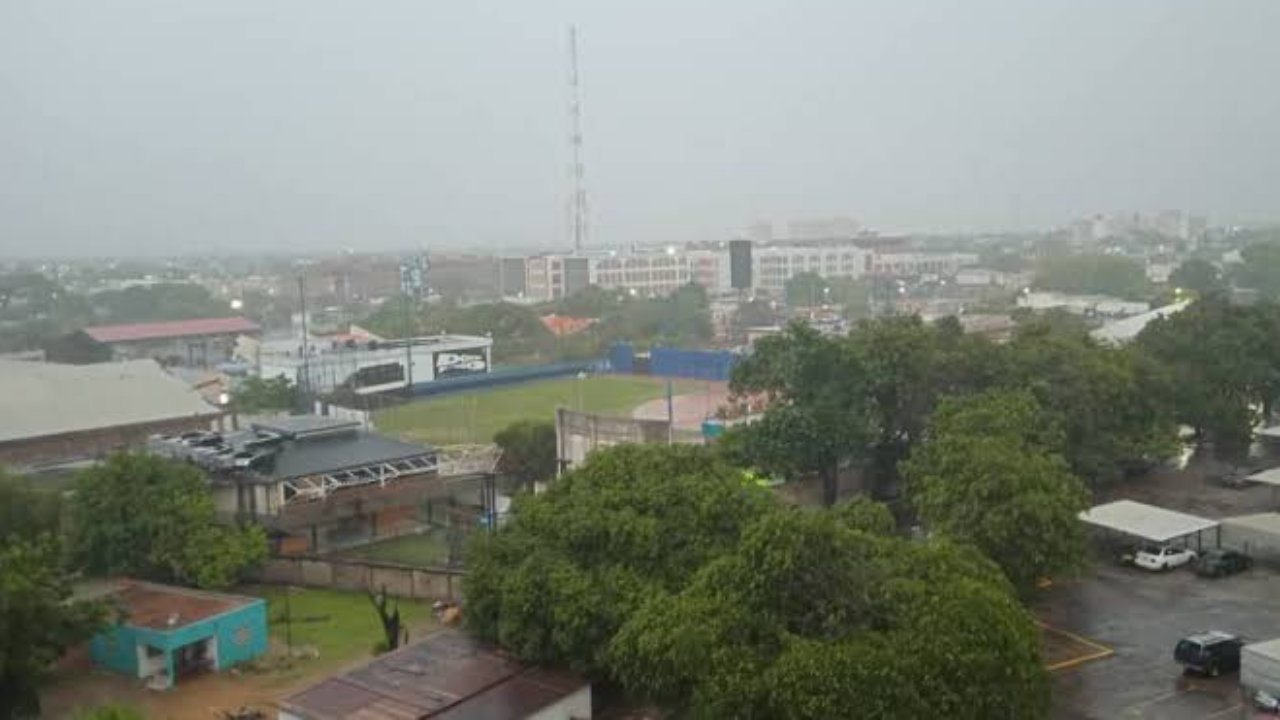Maracaibo amaneció bajo un fuerte aguacero y fallas de energía eléctricas