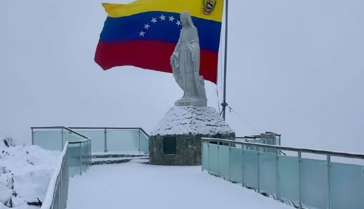 El Pico Espejo de Mérida luce «vestido de blanco» tras registrarse una espectacular nevada este 20 sep