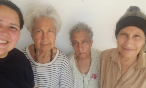 Tres vidas bajo su cuidado: el desafío diario de Elvira frente al deterioro cognitivo