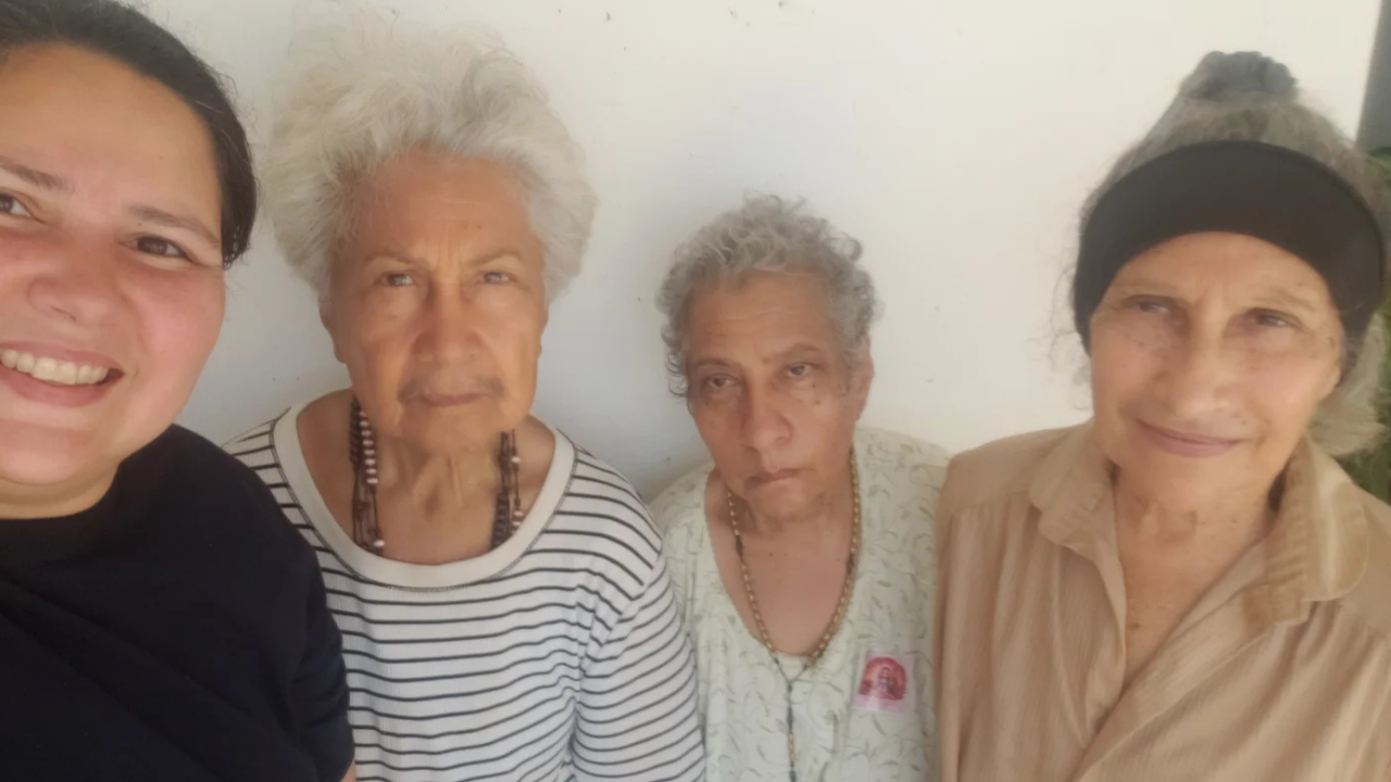 Tres vidas bajo su cuidado: el desafío diario de Elvira frente al deterioro cognitivo
