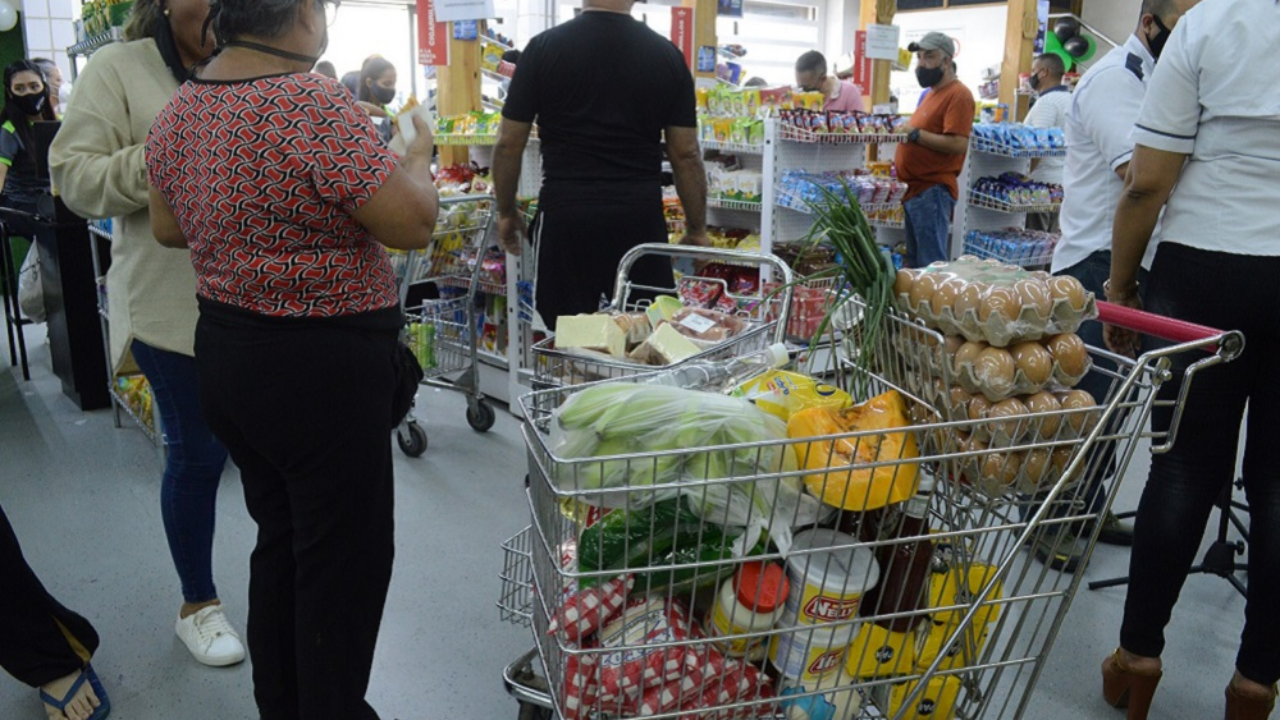Se necesitan $755 al mes para cubrir la canasta básica alimentaria en Venezuela, según Cendas