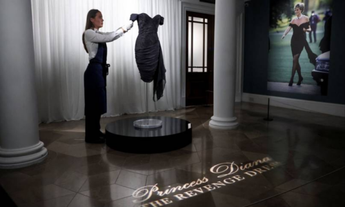 Ícono de la moda: El legendario «vestido de la venganza» de la princesa Diana regresa a Londres previo a su subasta