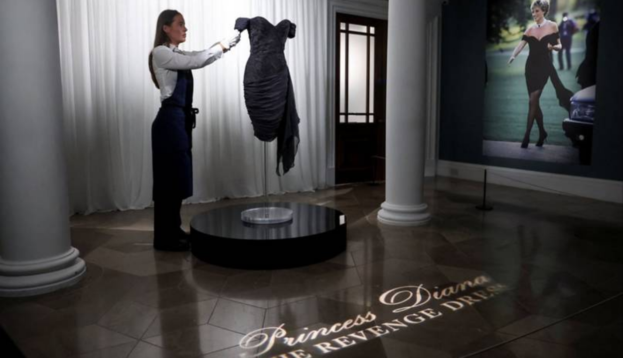 Ícono de la moda: El legendario «vestido de la venganza» de la princesa Diana regresa a Londres previo a su subasta