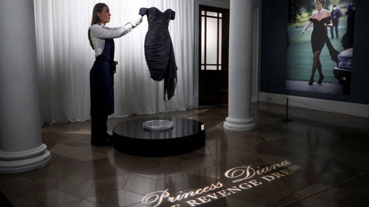 Ícono de la moda: El legendario «vestido de la venganza» de la princesa Diana regresa a Londres previo a su subasta
