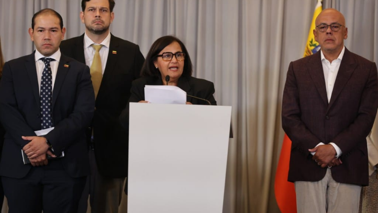 Diálogo institucional: Mesa de negociación conforma consejo de juristas para la renovación del TSJ y acuerda medidas para medios
