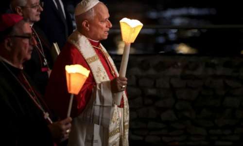Fervor multitudinario: León XIV lidera la procesión de las antorchas ante 150.000 fieles en el Santuario de Lourdes
