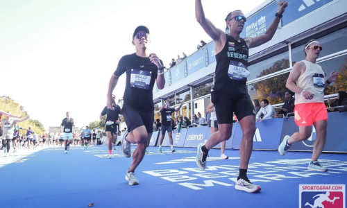 Juan Pablo Fereira completa los 42k del Maratón de Berlín en honor a Chino Miranda y su mensaje de superación