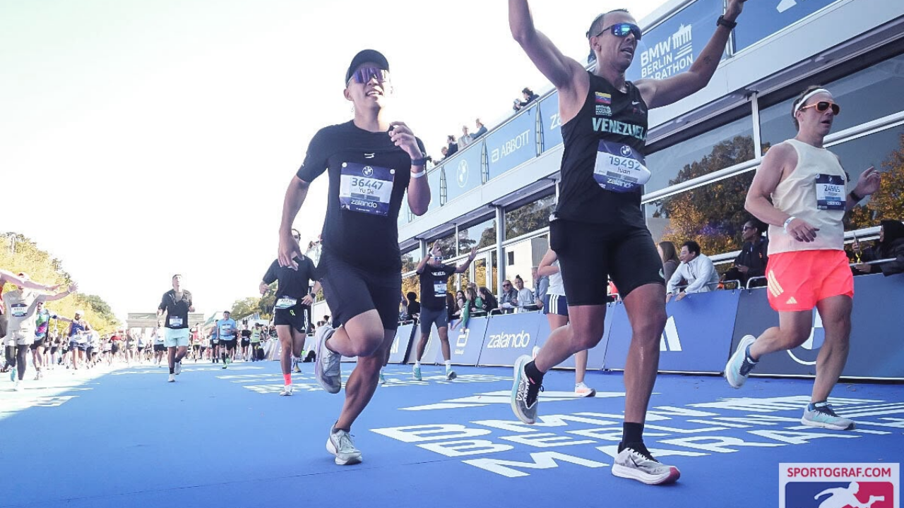 Juan Pablo Fereira completa los 42k del Maratón de Berlín en honor a Chino Miranda y su mensaje de superación