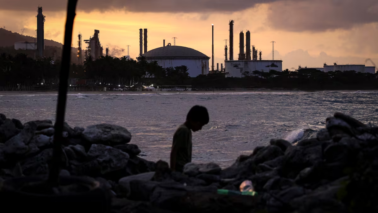 Las inversiones del acuerdo petrolero con EE. UU. dinamizarán la economía, pero el impacto social directo tomará tiempo