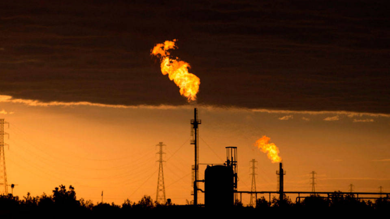 Según Bloomberg: Surge propuesta técnica plantea convertir la quema de gas en electricidad para campos petroleros