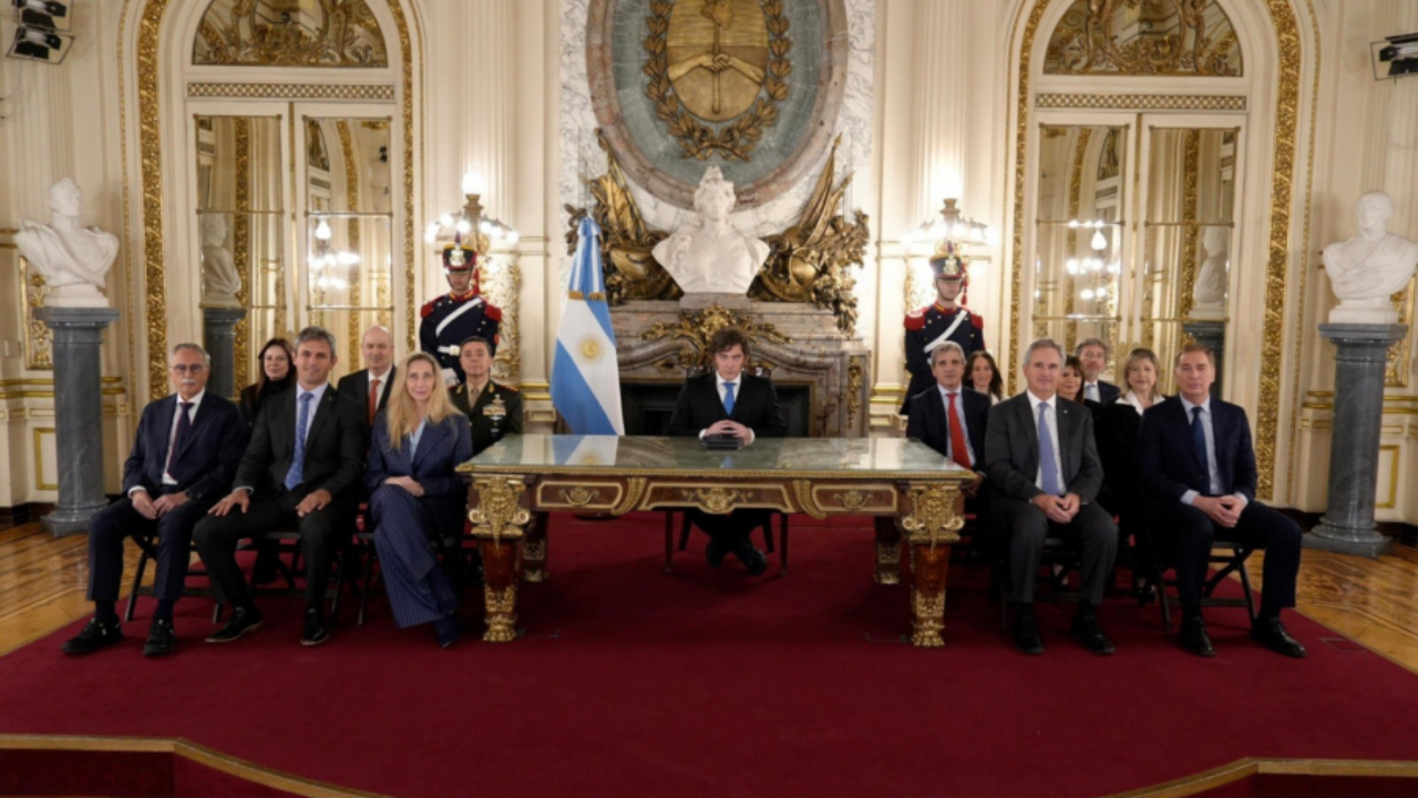 Argentina sancionará a empresas que operen en las Malvinas y levantará base naval austral