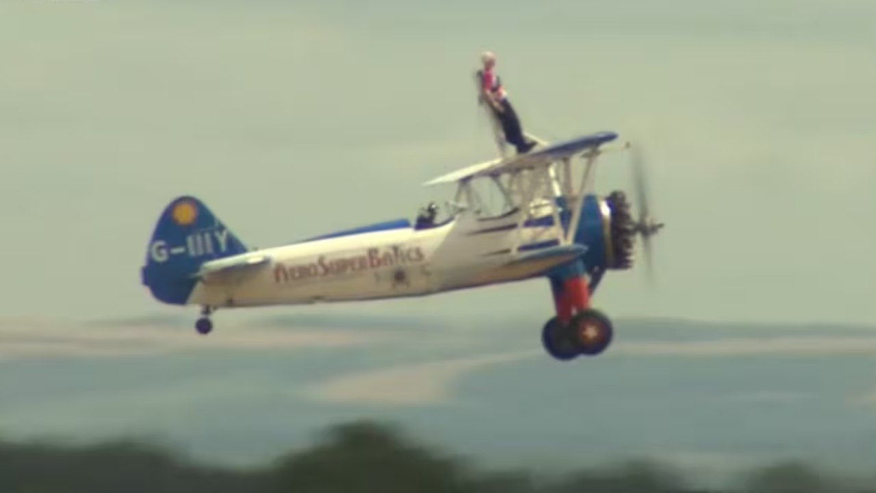 Abuelita de 97 años camina sobre las alas de una avioneta y bate récord Guinness