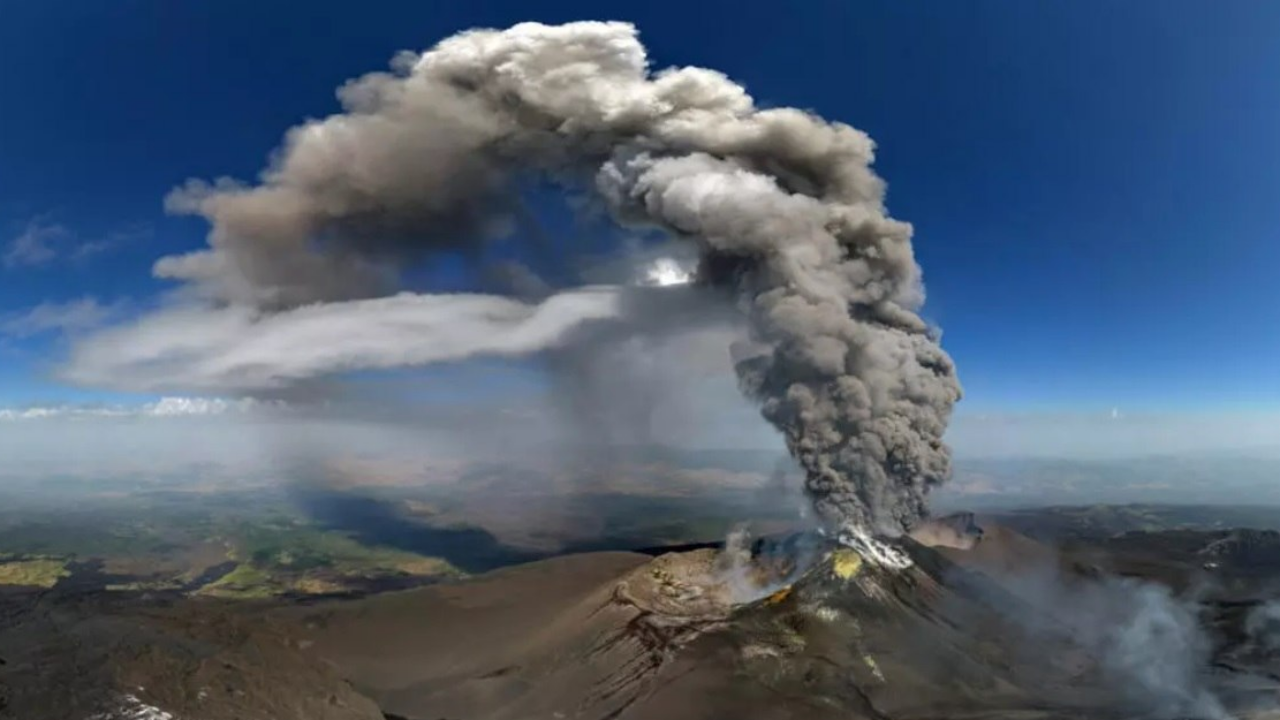 La erupción del Etna paraliza los vuelos en el aeropuerto de Catania en Sicilia