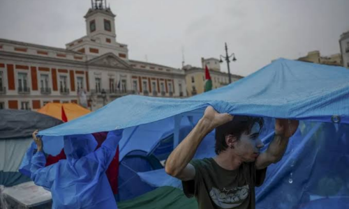 Fuerte temporal de lluvias azota campamento manifestante en la Puerta del Sol de Madrid