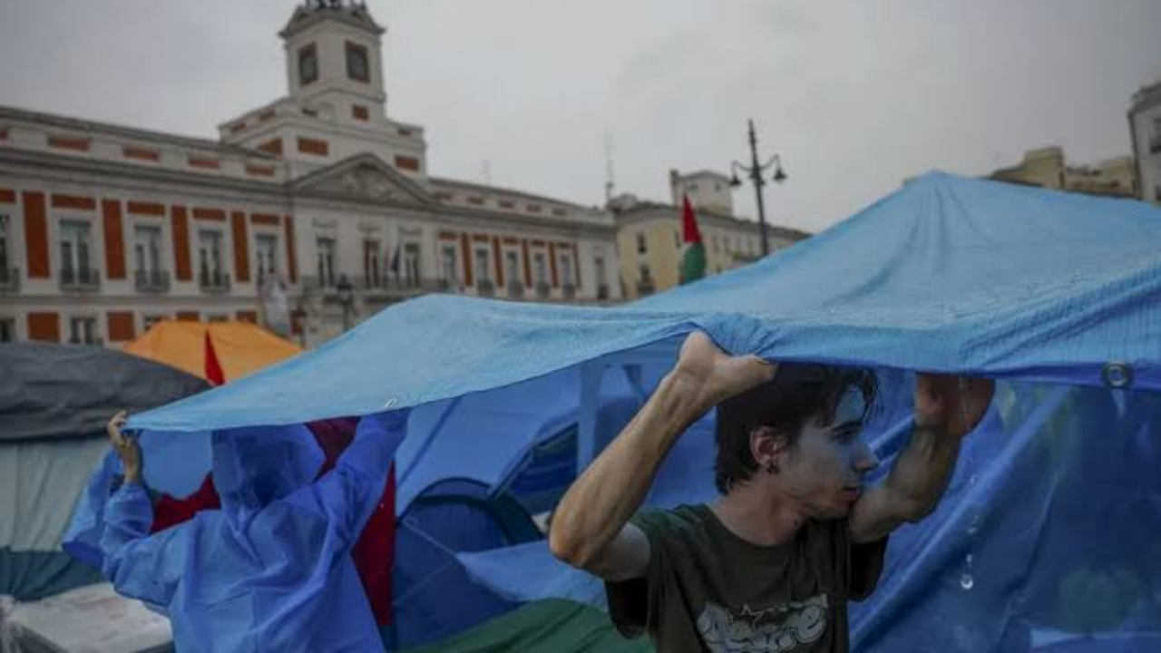 Fuerte temporal de lluvias azota campamento manifestante en la Puerta del Sol de Madrid