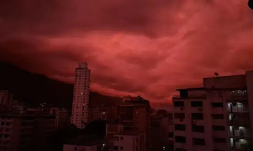 Un atardecer diferente: Caracas despide junio bajo un cielo teñido de rojo