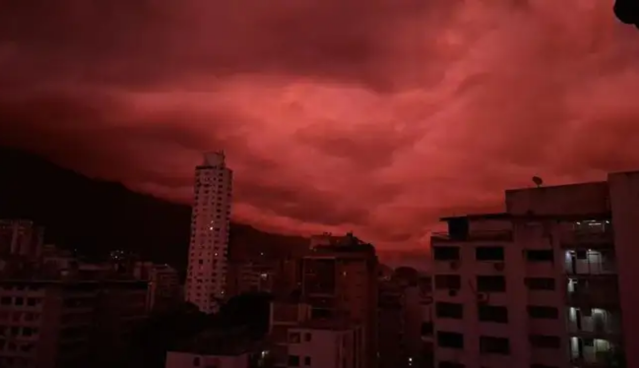 Un atardecer diferente: Caracas despide junio bajo un cielo teñido de rojo