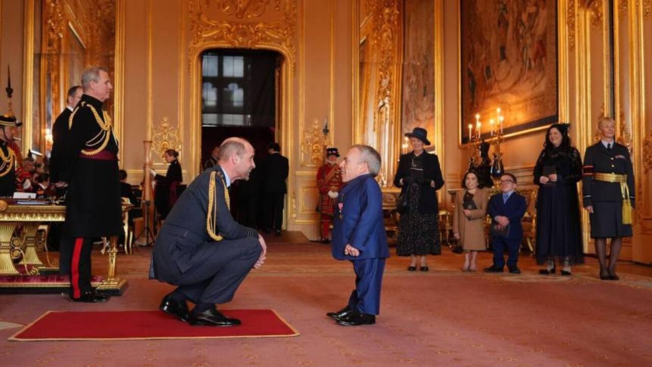 De Hogwarts a Windsor: Warwick Davis es condecorado por el príncipe William en una emotiva ceremonia