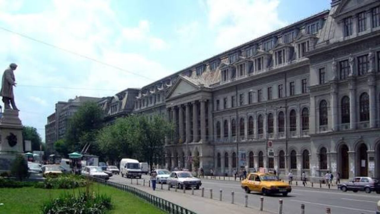 «La Universidad de los Jueves»: el proyecto comunitario en Bucarest que vence a la soledad de los adultos mayores