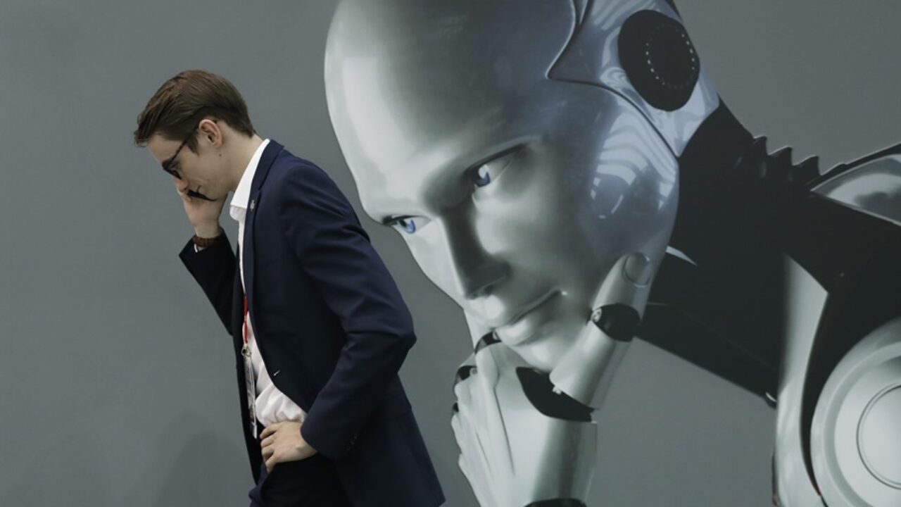 GRAF1947. BARCELONA, 28/02/2018.- Un visitante al Mobile World Congress (MWC) de Barcelona habla por teléfono mientras pasa por un stand de inteligencia artificial EFE/ Andreu Dalmau