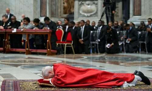 El Papa León XIV sobrecoge al Vaticano: La impactante imagen de humildad que el mundo no veía desde hace años»