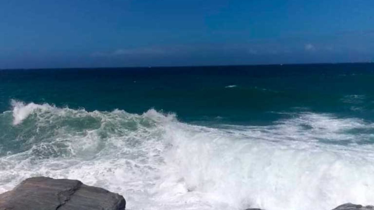 Alerta en el Litoral Central: Furia del Mar de Fondo obliga al cierre total de playas y deja daños en infraestructura